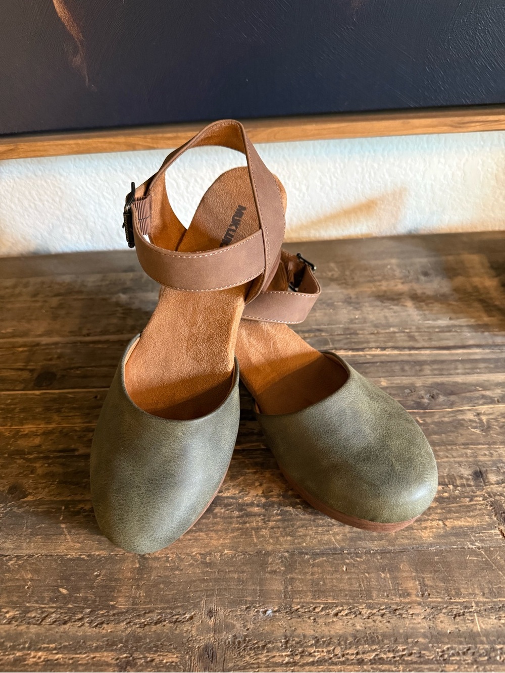 Women’s Muk Luk clogs Ankle-Strap Flats in Olive and Tan